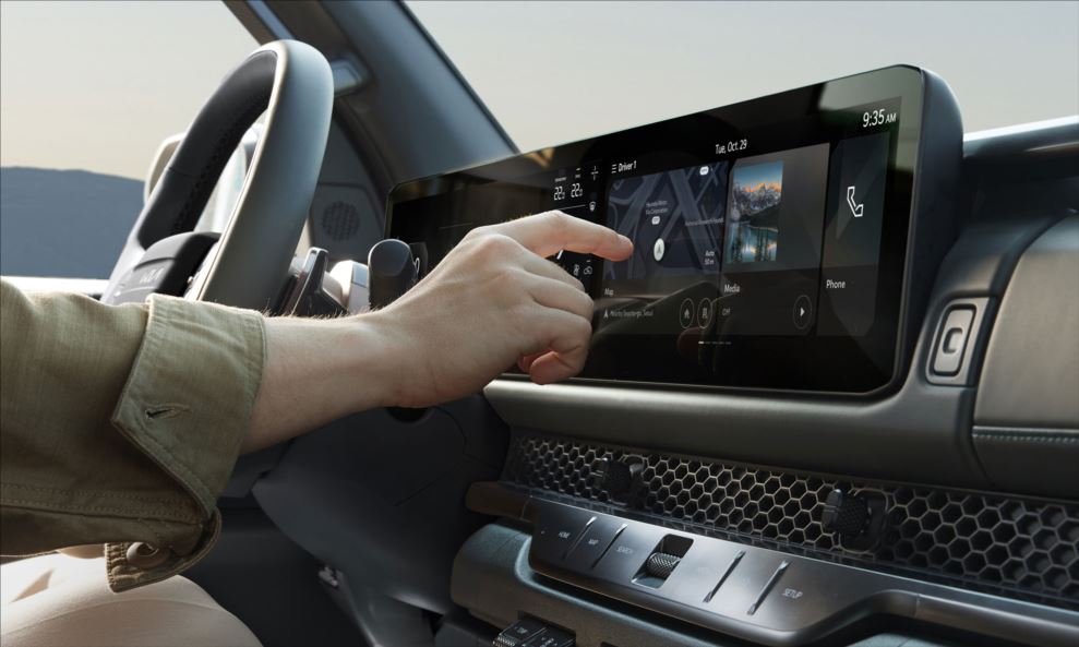 Interior da Kia Tasman com display panorâmico